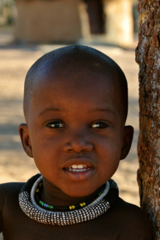 Namibië - little boy from the Himba tribe