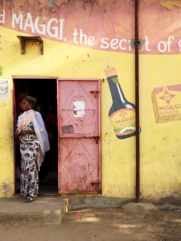 Gambia - Een beetje van m'n iPhone, een beetje van Maggi.