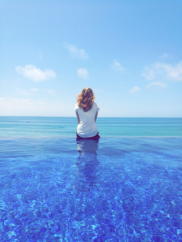 Marokko - Mijn dochter starend naar de horizon in Tagazout Marokko