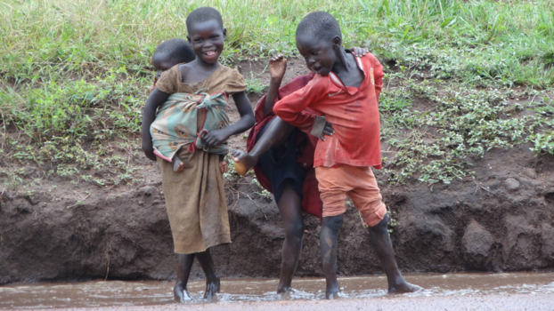 Oeganda - heerlijk in het water na een flinke bui
