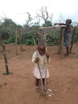Kenia - Gebrandmerkt jong meisje in de Massai stam (Kenia)