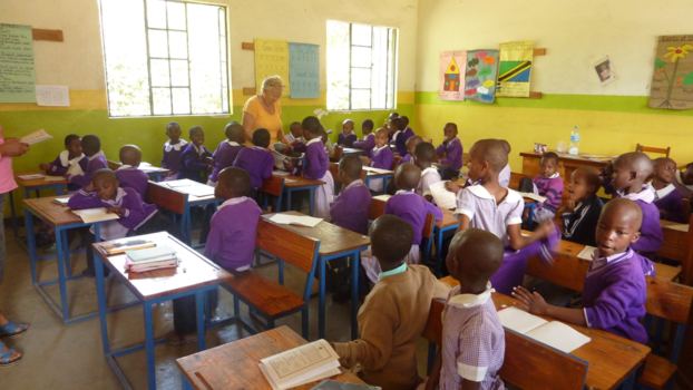 Tanzania - afscheidstraktatie voor de geweldige kids van Happy Watoto in Nogrika, Tanzania