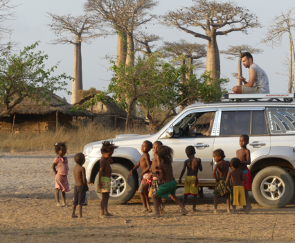Madagaskar - dancing kids at the baobabs, morondava