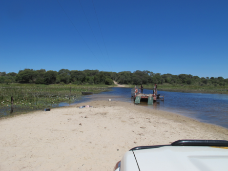 Botswana - Met de pont over. Over de Boteti rivier. Naar het National Park Makagadigadi.