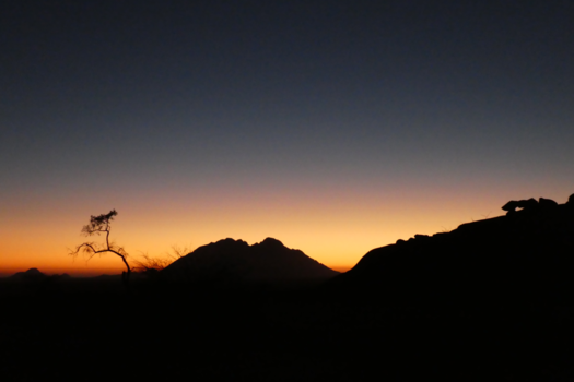 Spitzkoppe - De ondergaande zon bij Spitzkoppe in Namibië