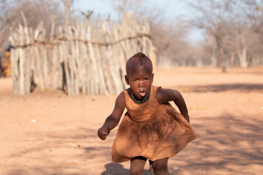 Kamanjab - Dansend Himba meisje