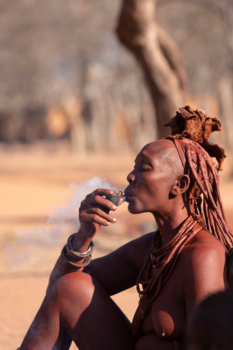 Kamanjab - Pijprokende himba oma
