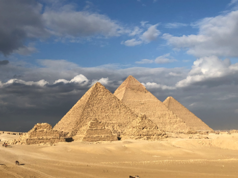 Gizeh - Dark clouds piramides