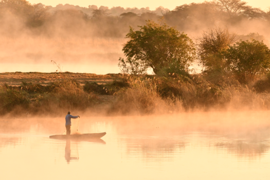 Namibië - Visser die de netten ophaalt in de ochtend mist in Namibië