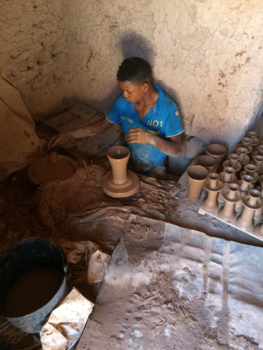 Marokko - Pottenbakker bij (ondergrondse) coöperatie in Tafraout