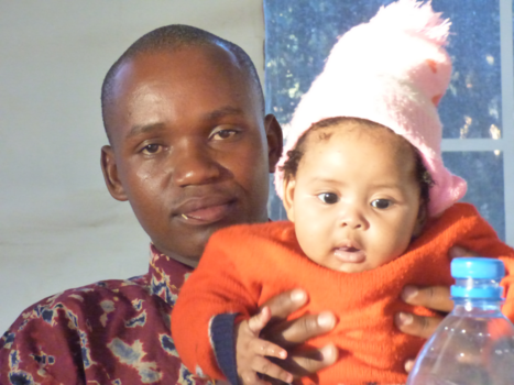 Arusha - trots op zijn kline nichtje