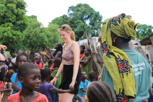 Gambia - Hartelijk ontvangst met dans bij een moestuin