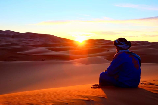 Marokko - Morrocan nomad enjoys Sahara sunset