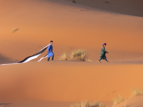 Rondreis Marokko woestijnen - even een modeshow in de woestijn