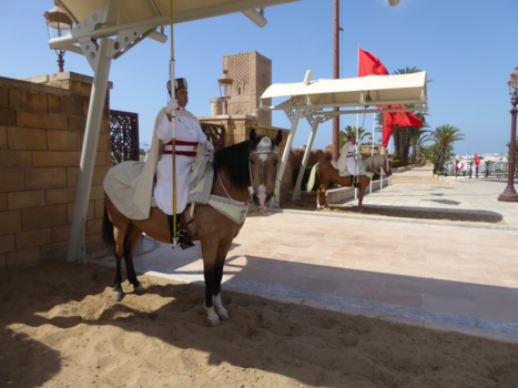 Rondreis Marokko koningssteden en zandduinen - Wachters bij het Mausoleum van koning Mohamed V.