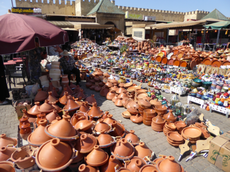 Rondreis Marokko koningssteden en zandduinen - Het vele aardewerk op de markt.