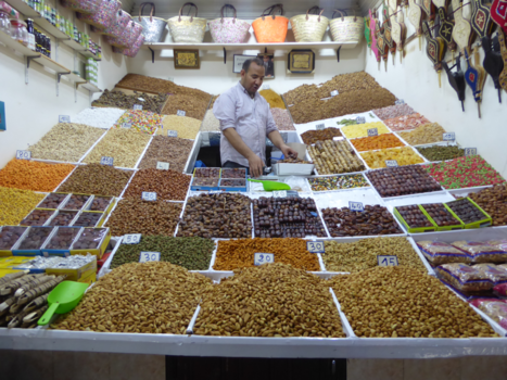 Rondreis Marokko koningssteden en zandduinen - Kruidenverkoper op de markt.