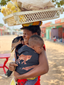 Zambia - Fruit verkopen voor haar baby
