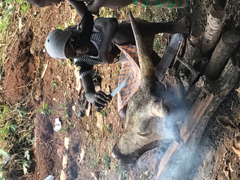 Ghana - Jong meisje bereidt eten