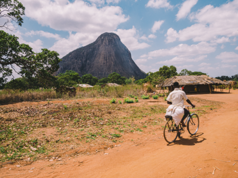 Mozambique - Fietsend naar werk in Nahopa, Mozambique