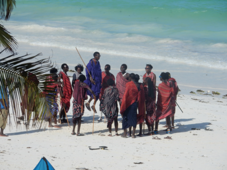 Stranden van Zanzibar - Springende en zingende Masaai mannen op Zanzibar