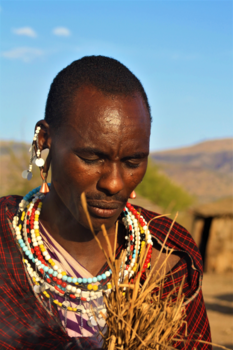 Tanzania - Masai maakt vuur