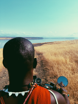 Kenia - Masai in zijn natuurlijke habitat mét scooter.
