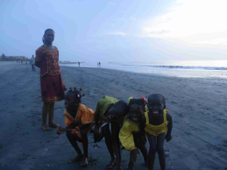 Gambia - Mother & Children vieren Koriteh (kinderen vragen dan om "Salibo"  snoep of geld)