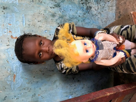 Gambia - meisje met haar pop