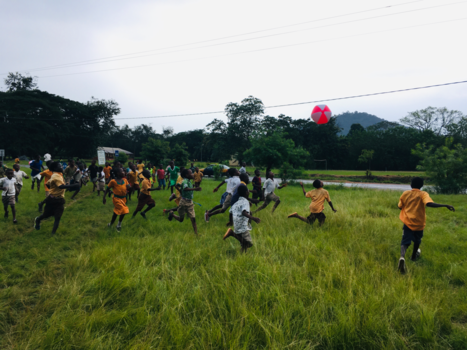 Ghana - Wat er ook speelt in een land, laat het vooral de kinderen zijn