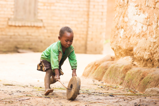 Madagaskar - Malagasisch jongtje aan het spelen