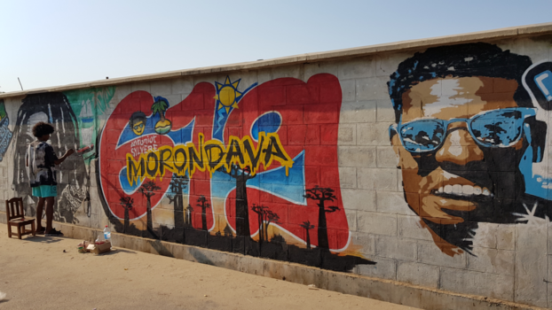 Madagaskar - Morondava at a wall