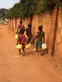 Oeganda - Twee emmertjes water halen