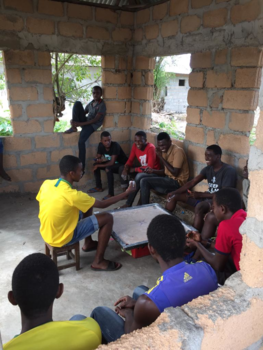 Tanzania - Spelen op een handgemaakte pooltafel