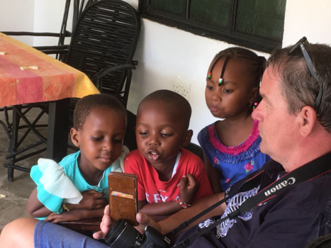Kenia - Kindjes zagen zich zelf bewegen op de telefoon