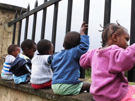 Tanzania - Weeskindjes Kijken naar de buitenwereld