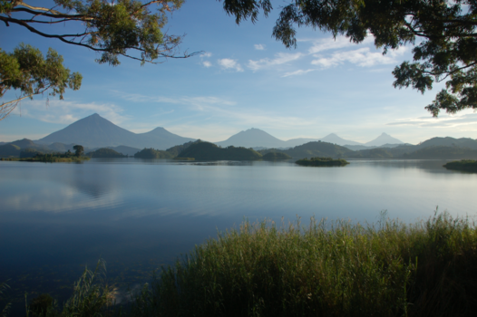 Lake Bunyonyi - UITZICHT OP DE VULKANEN VANAF ONS HOTEL