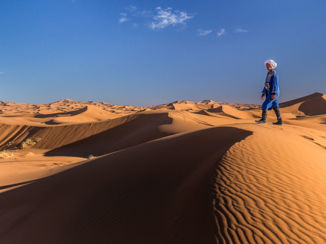 Merzouga - Berber op een zandhoop