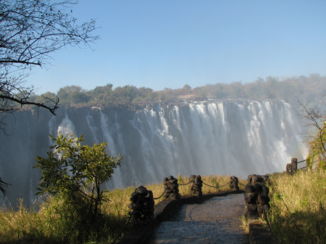 Victoria Falls (Botswana) - "mosi o a tunya" , of : Rook die dondert