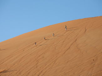 Sossusvlei - En downhill we go!!