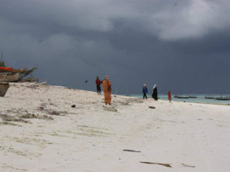 Kenia - Tanzania strand met prachtig geklede mensen in prachtige kleuren
