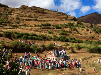 Madagaskar - Returning the bones.