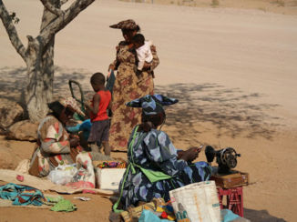 Namibië - Vrouwen aan de kant van de weg