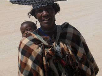 Namibië - Lokale klederdracht .. hoe krijgen ze het voor elkaar ?