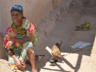 Tanzania - Oudere vrouw in een afgelegen dorpje