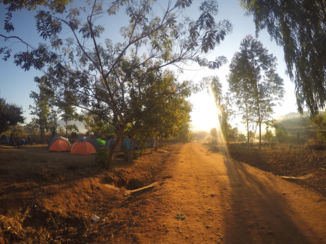 Malawi - een landweggetje bij een lokaal dorp