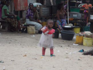 Tanji Vissersdorp - Een kindje dat speelt met afval