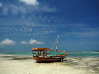 Tanzania - Bootje op t strand van Zanzibar