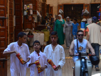 Marrakesh - kinderen lopen in de souk van Marrakesh