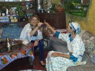 Atlasgebergte - In een grotwoning bij een Berber bewoonsters aan de thee.